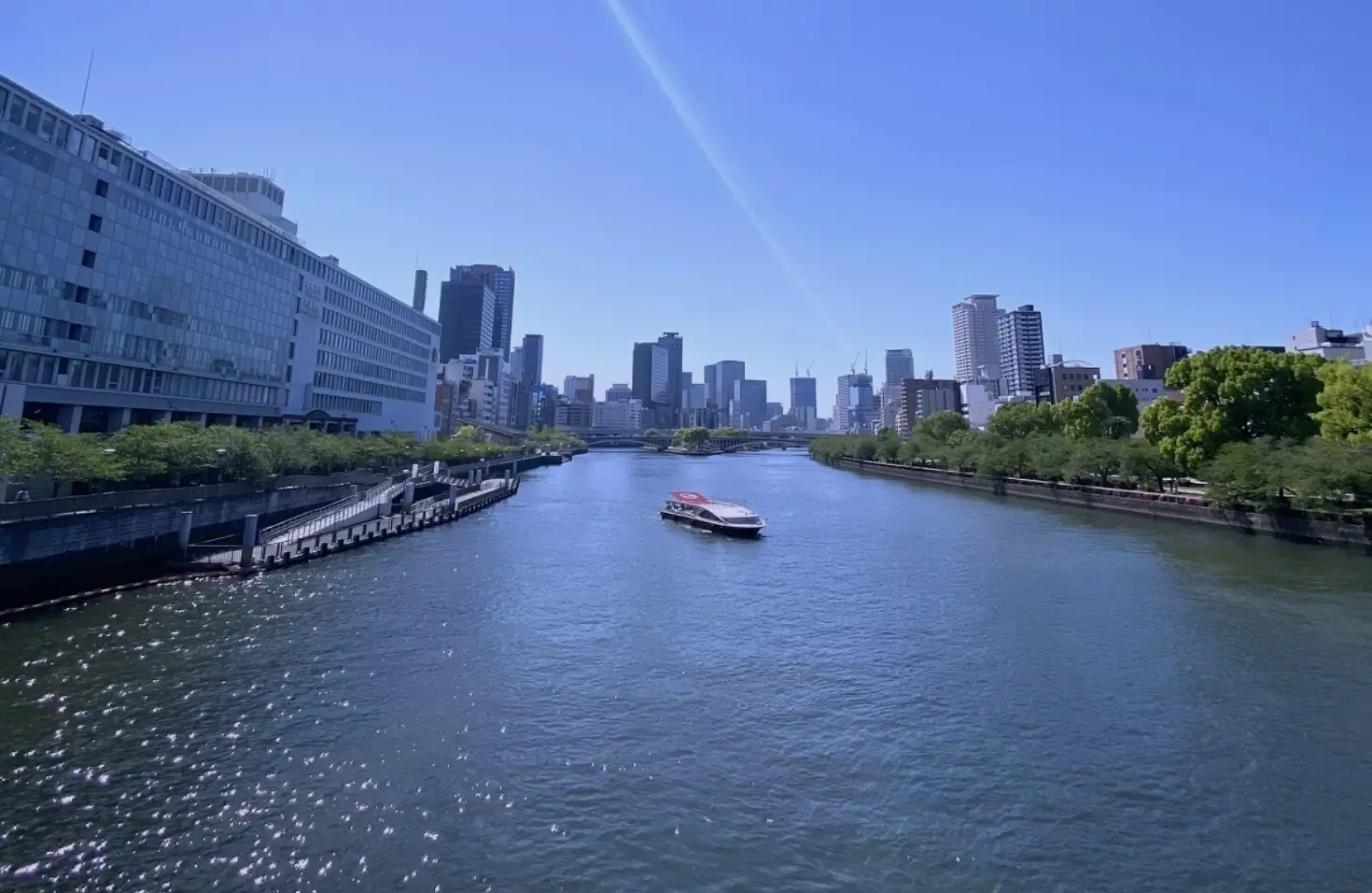 静かに水面をすべるEV船で、大阪の街をやさしく巡る